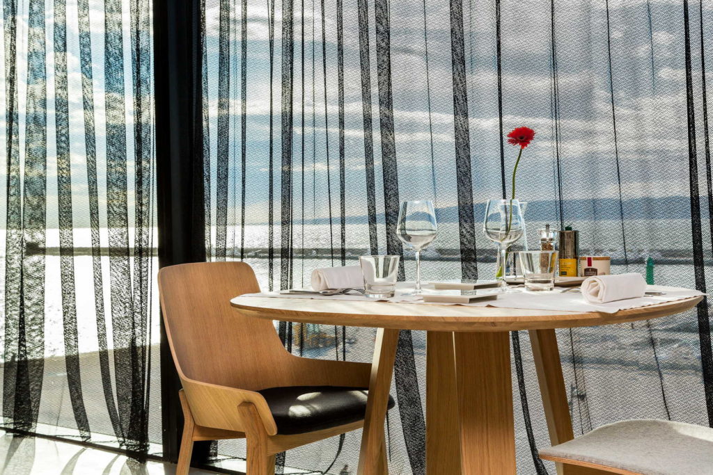 Vue sur une jolie table dressée au soleil - Restaurant Gastronomique Marseille - Le Môle Passedat