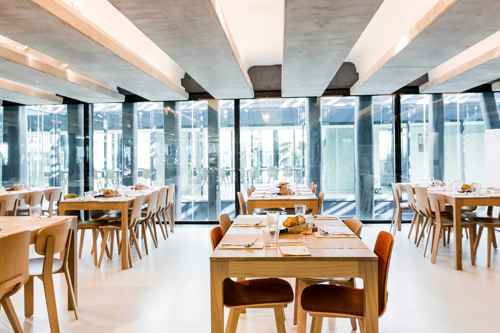 Grand plan sur la salle à l'étage avec des tables en bois - Restaurant Gastronomique Marseille - Le Môle Passedat