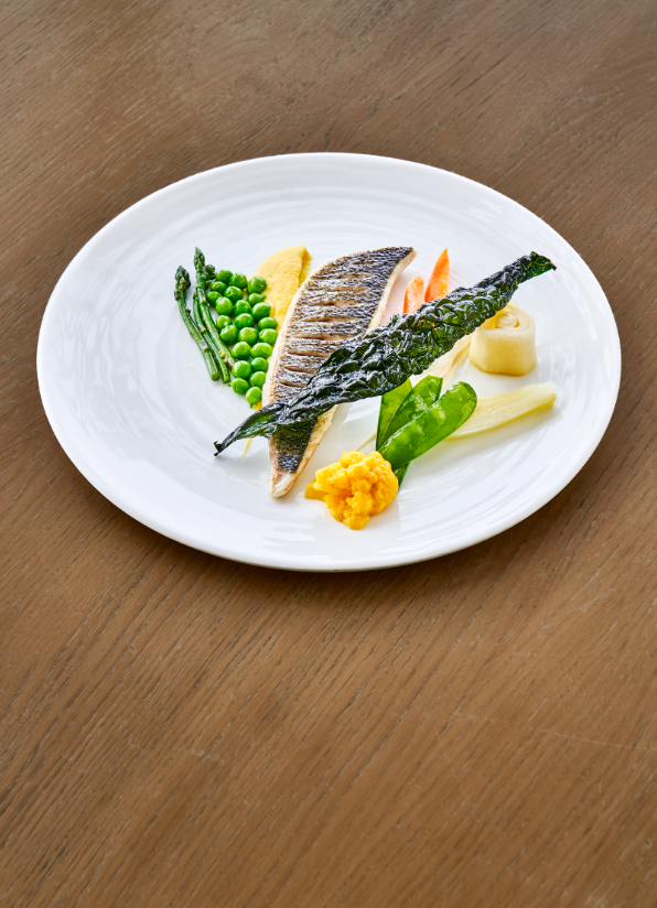 Grand plan sur un plat de poisson et ses légumes -Restaurant Gastronomique Marseille - Le Môle Passedat