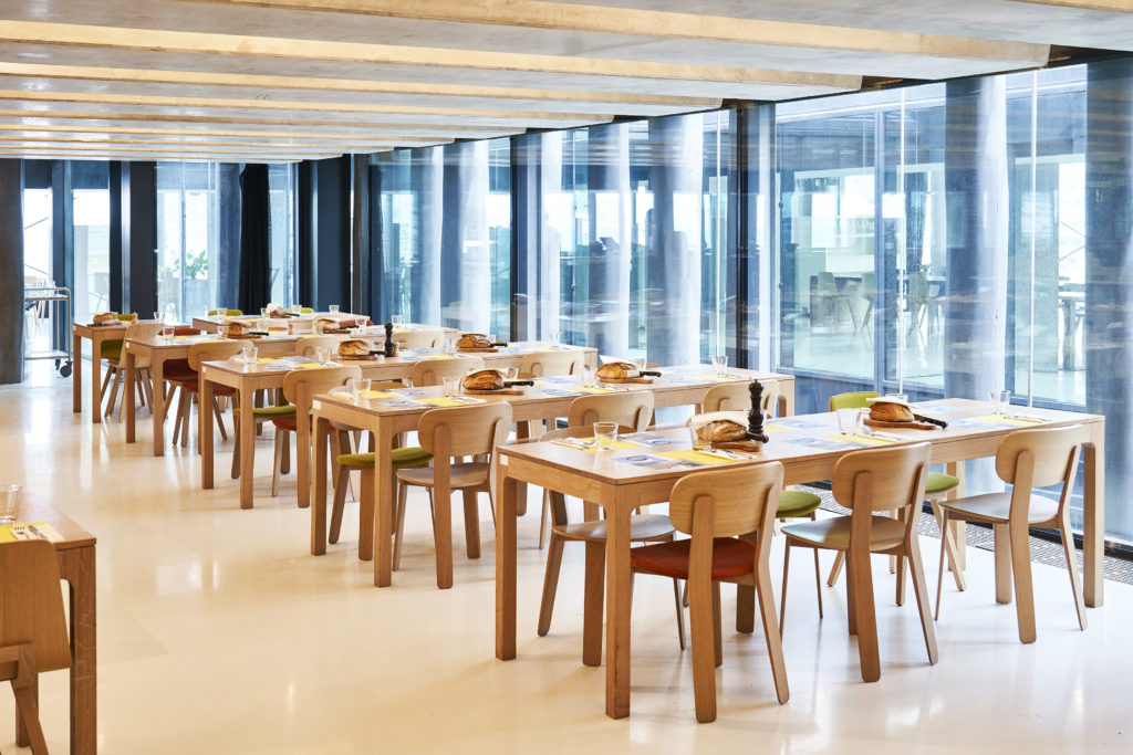 Plan large sur un espace repas - Restaurant Gastronomique Marseille - Le Môle Passedat